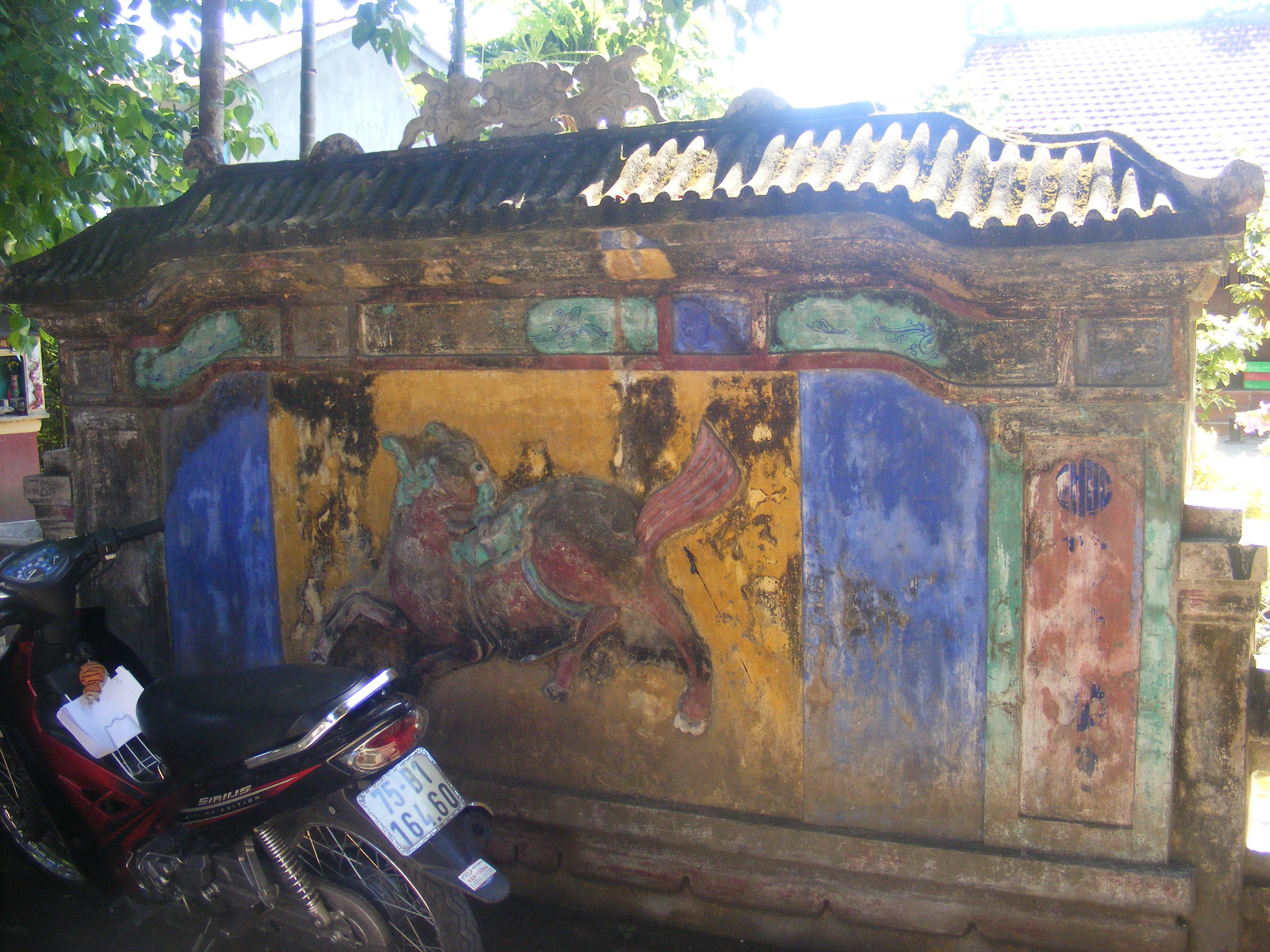 Bình phong phủ thờ
