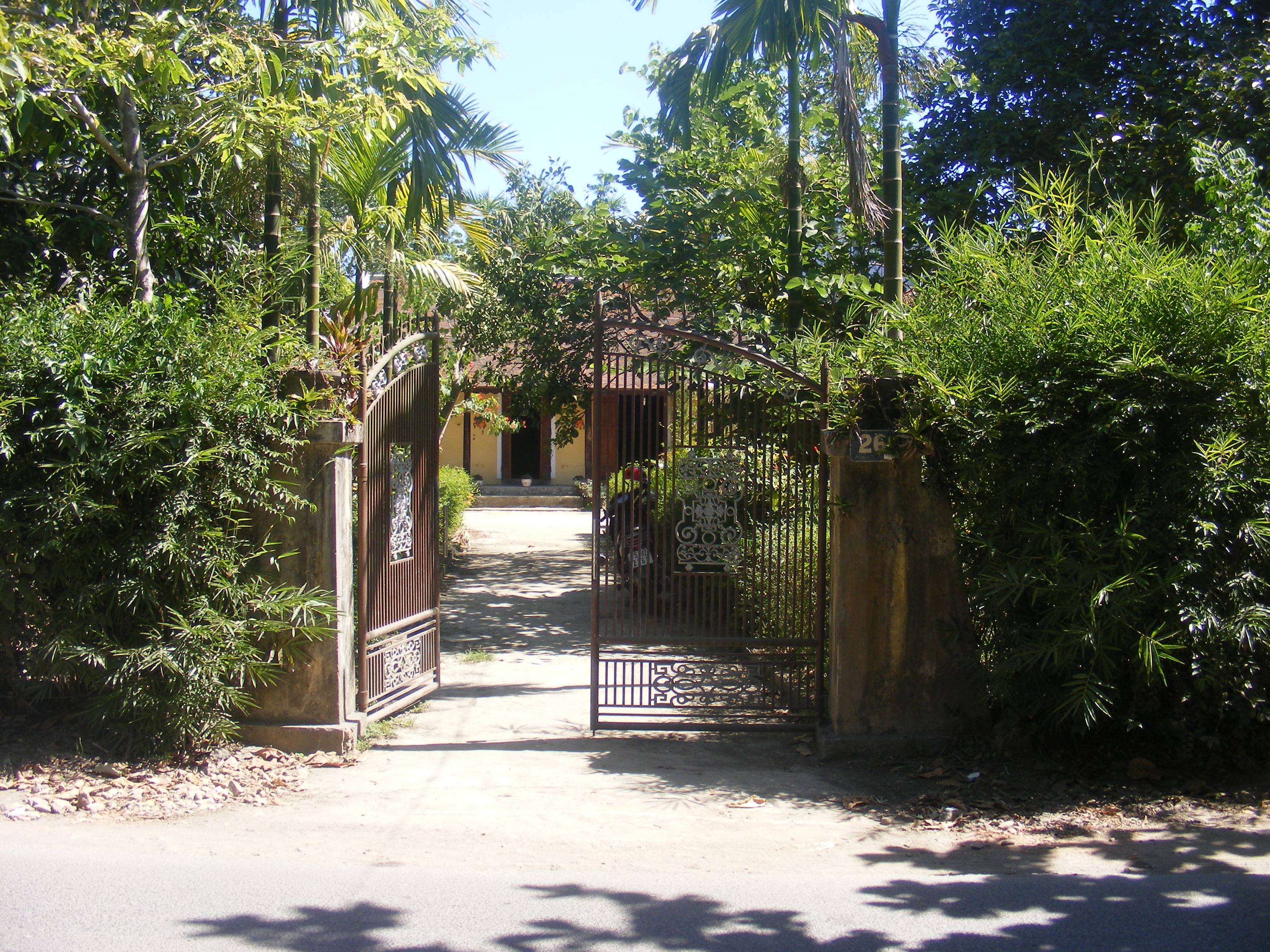 Cổng nhà vườn