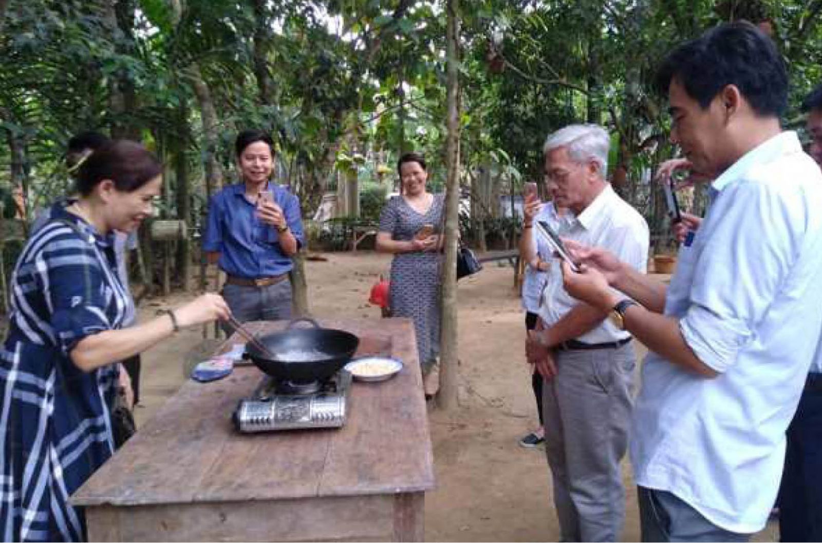 Du khách trải nghiệm ẩm thực Huế tại nhà vườn Hồ Xuân Đài, phường Thủy Biều