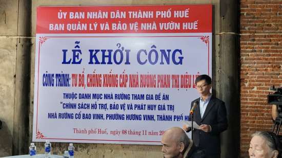 Phó Trưởng Ban Quản lý và bảo vệ nhà vườn Huế phát biểu tại buổi khởi công.